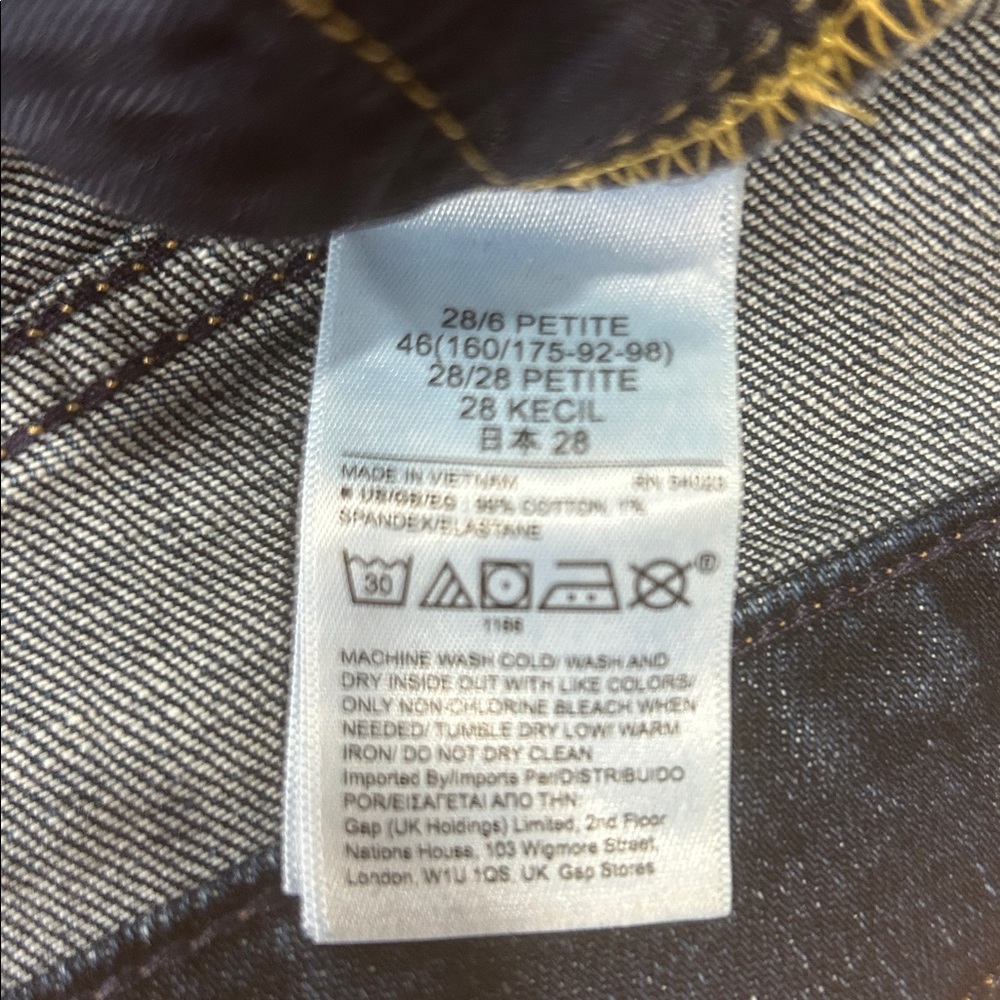GAP dark wash girlfriend mid rise jeans- womens Size 6 petite
Casual classic - Picture 13 of 14